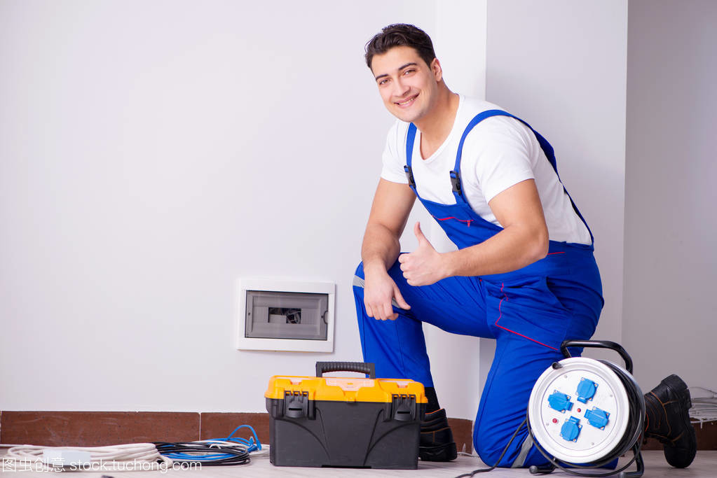 男人在家里修理电器